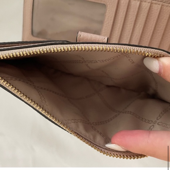 Michael Kors wallet - Picture 11 of 12